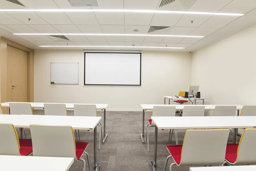 A brightly lit classroom with nobody in it